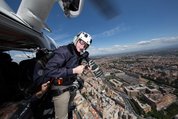 Il fotografo Massimo Sestini in azione con elicottero della Polizia di Stato 